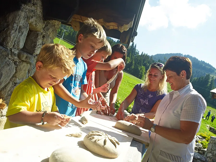 Steinofenbrot backen auf der Stöcklalm