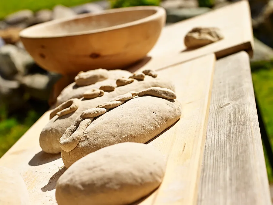 Steinofenbrot backen auf der Stöcklalm